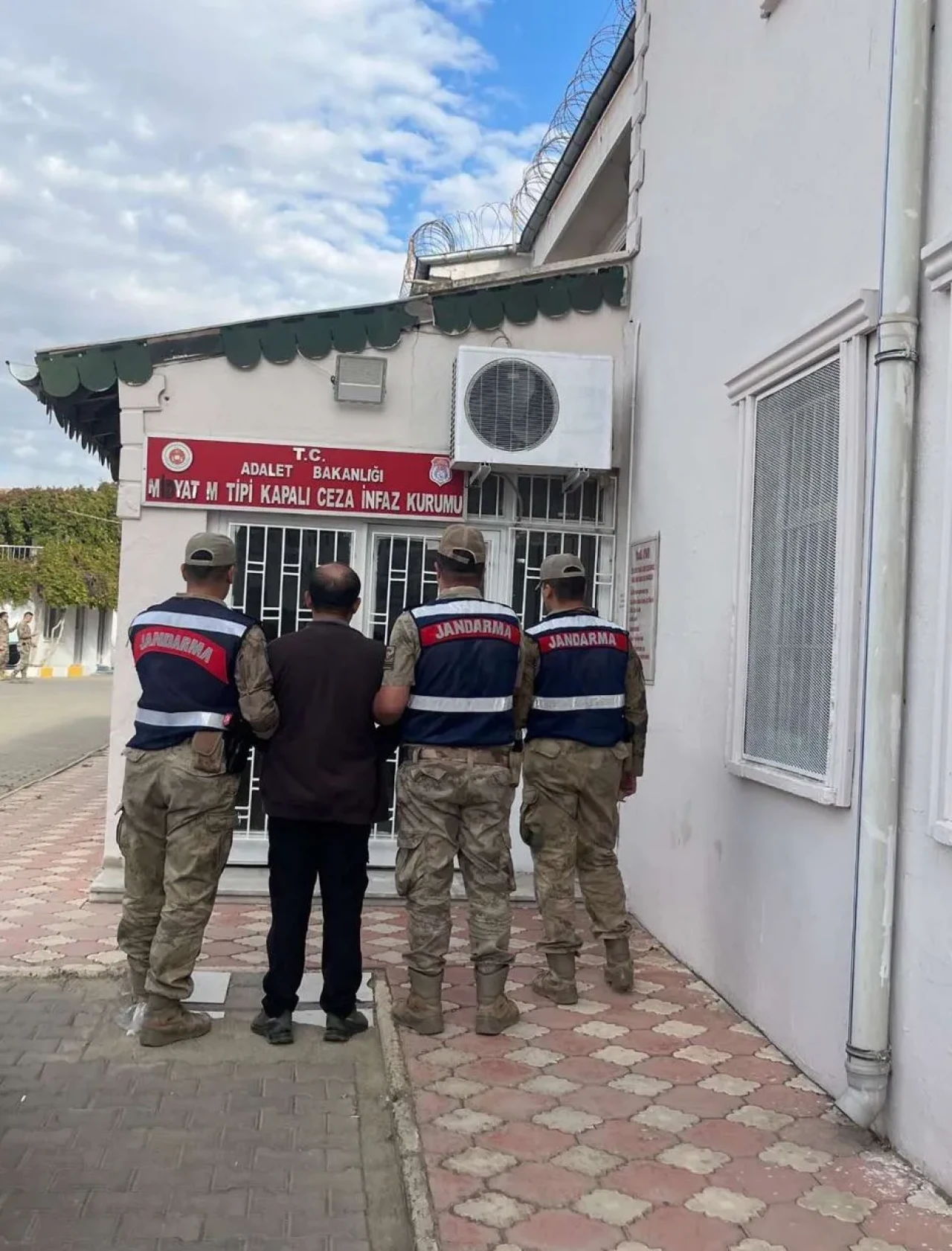 FETÖ hükümlüsüne kırsalda kelepçe!