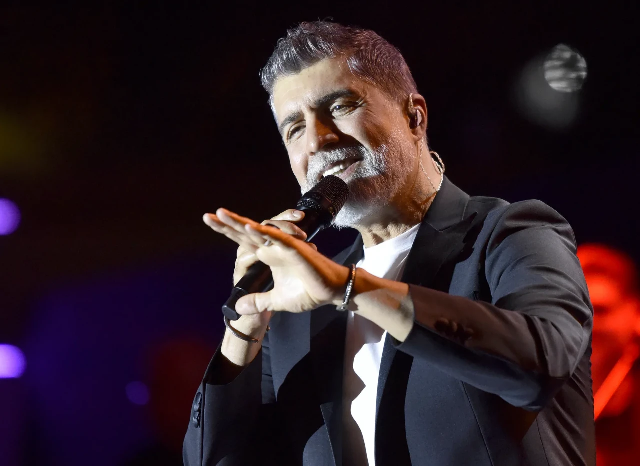 Özcan Deniz’in yeni sakallı tarzı olay oldu: Sahneden rol mesajı!