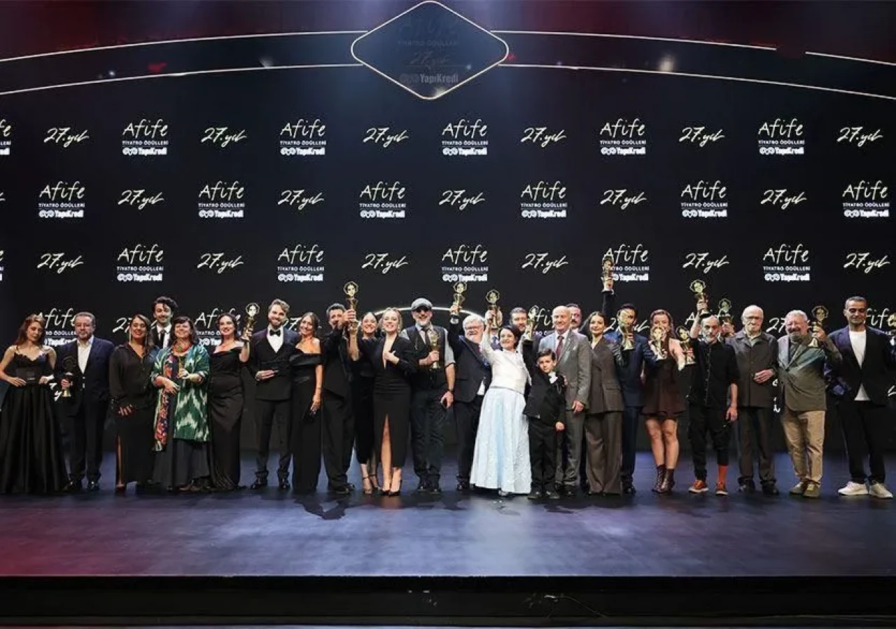 'Medea Material' 27. Afife Jale Gecesinde 5 ödülle zirvede: Devlet Tiyatroları’ndan tarihi zafer