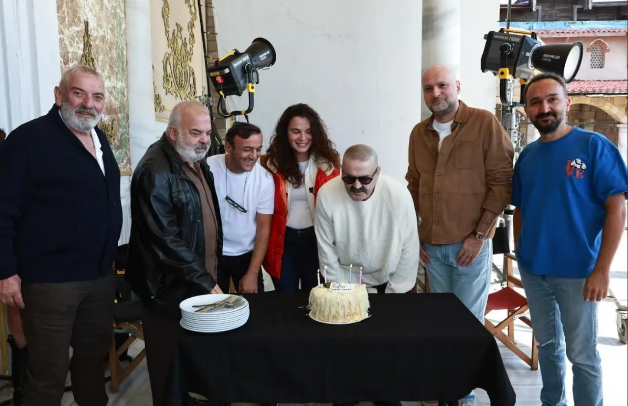 Ketenpere Dalavere ekibinden Şafak Sezer’e sette sürpriz kutlama!