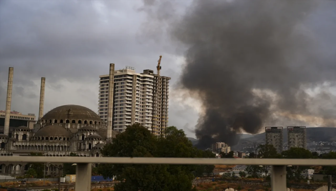 Plastik depoda korkutan yangın: Dumanlar şehir genelinden görülüyor!