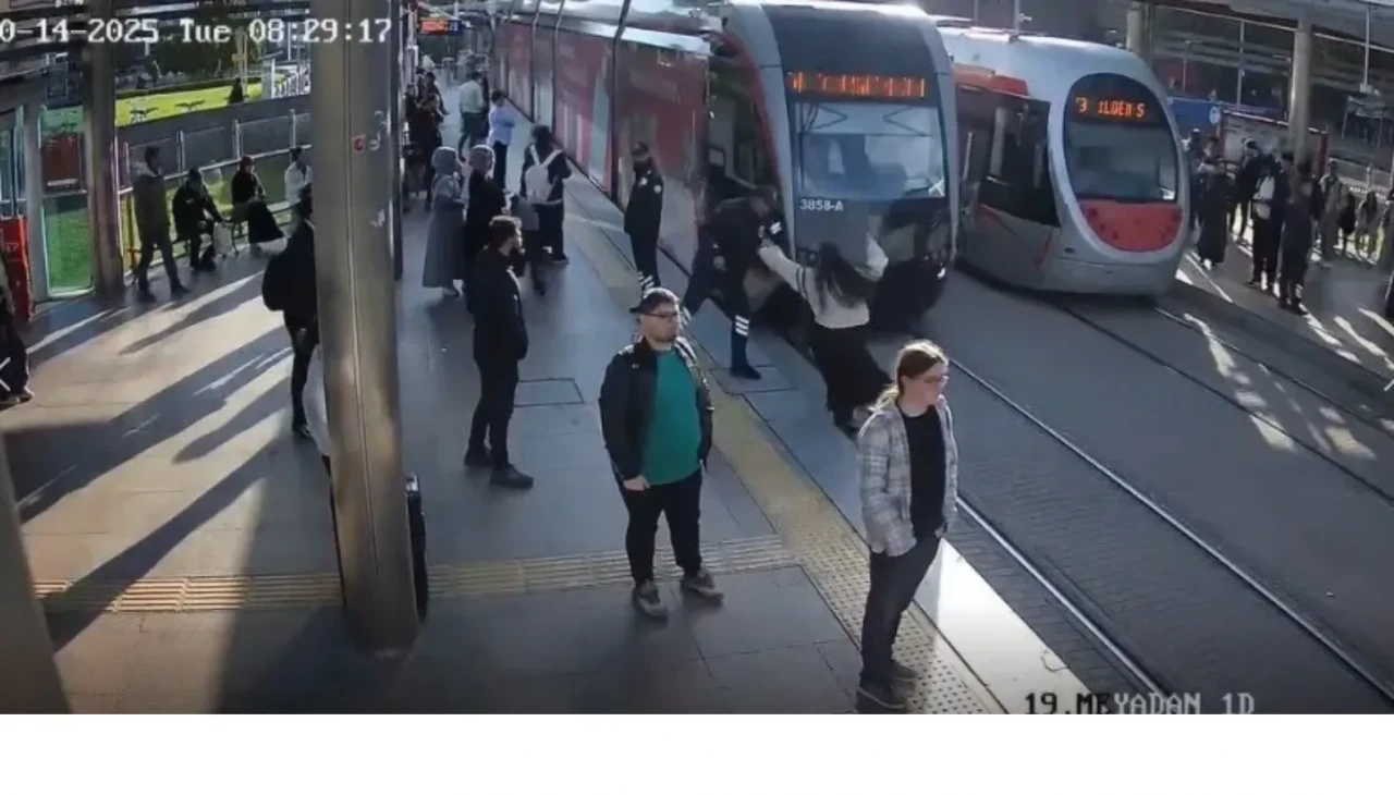 Kayseri’de nefes kesen anlar: Tramvay yoluna giren kız son anda kurtarıldı!