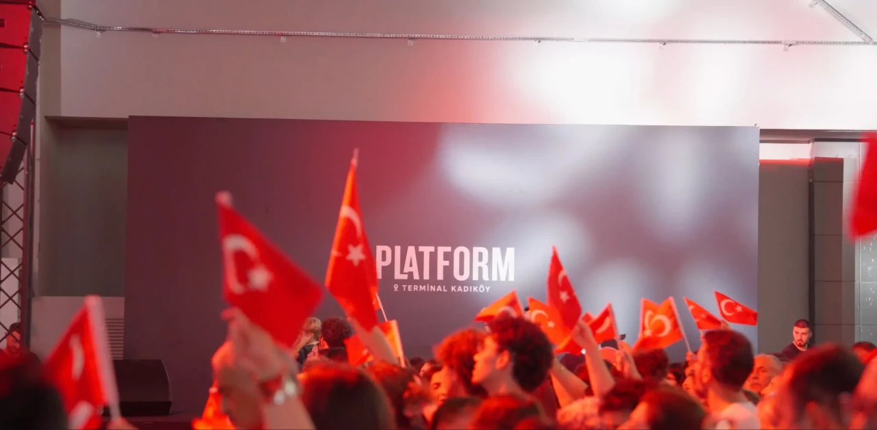 Ozbi ile Cumhuriyet coşkusu dorukta: Terminal Kadıköy'de kaçırılmayacak 29 Ekim şöleni!