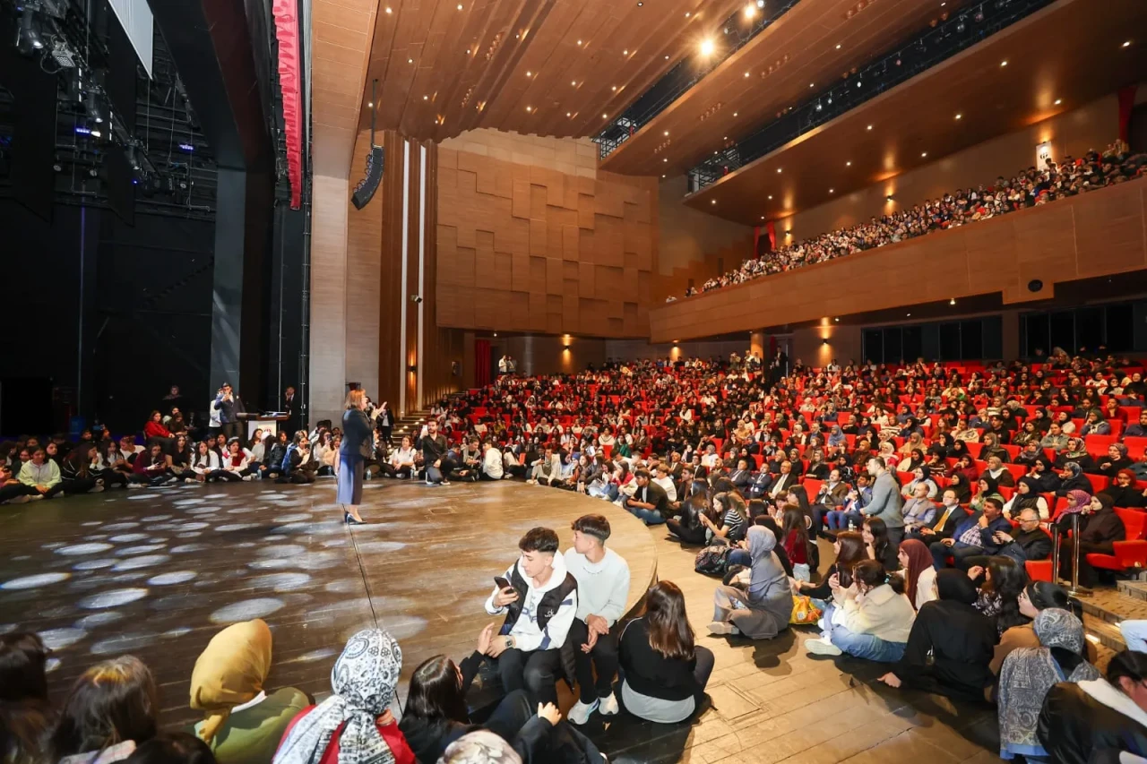 Medeniyet Söyleşileri’nde Yeşilay Başkanı Dinç, gençlerle buluştu
