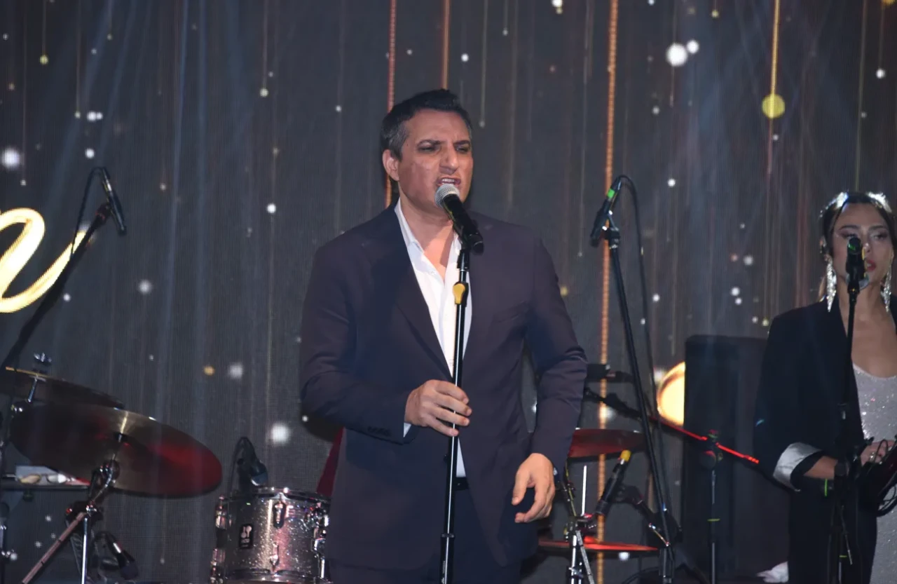 Ömür Gedik Ataşehir’de sahnesiyle büyüledi: Rafet El Roman aşk hayatını açıkladı