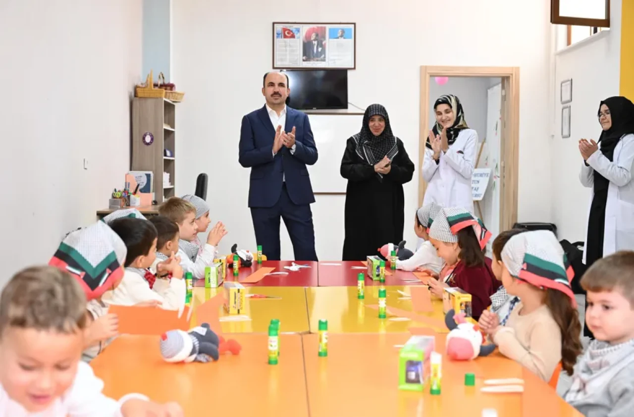 Filistin bilinciyle dikkat çeken miniklere Başkan Altay’dan ziyaret