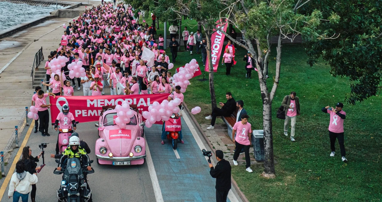 Caddebostan’da binlerce adım meme kanseri farkındalığı için atıldı