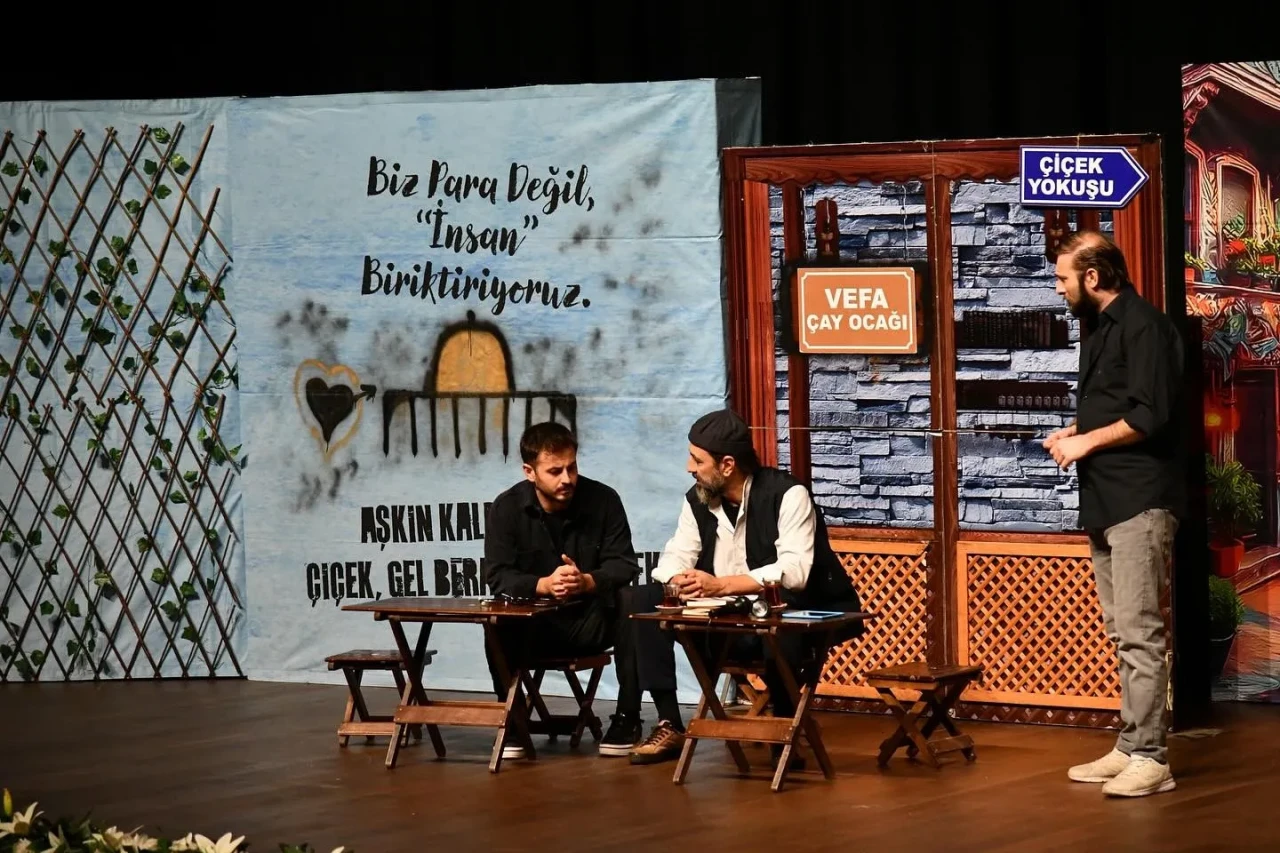 'Aynalar' oyunu Başiskele'de Filistin’in çığlığına sahne oldu