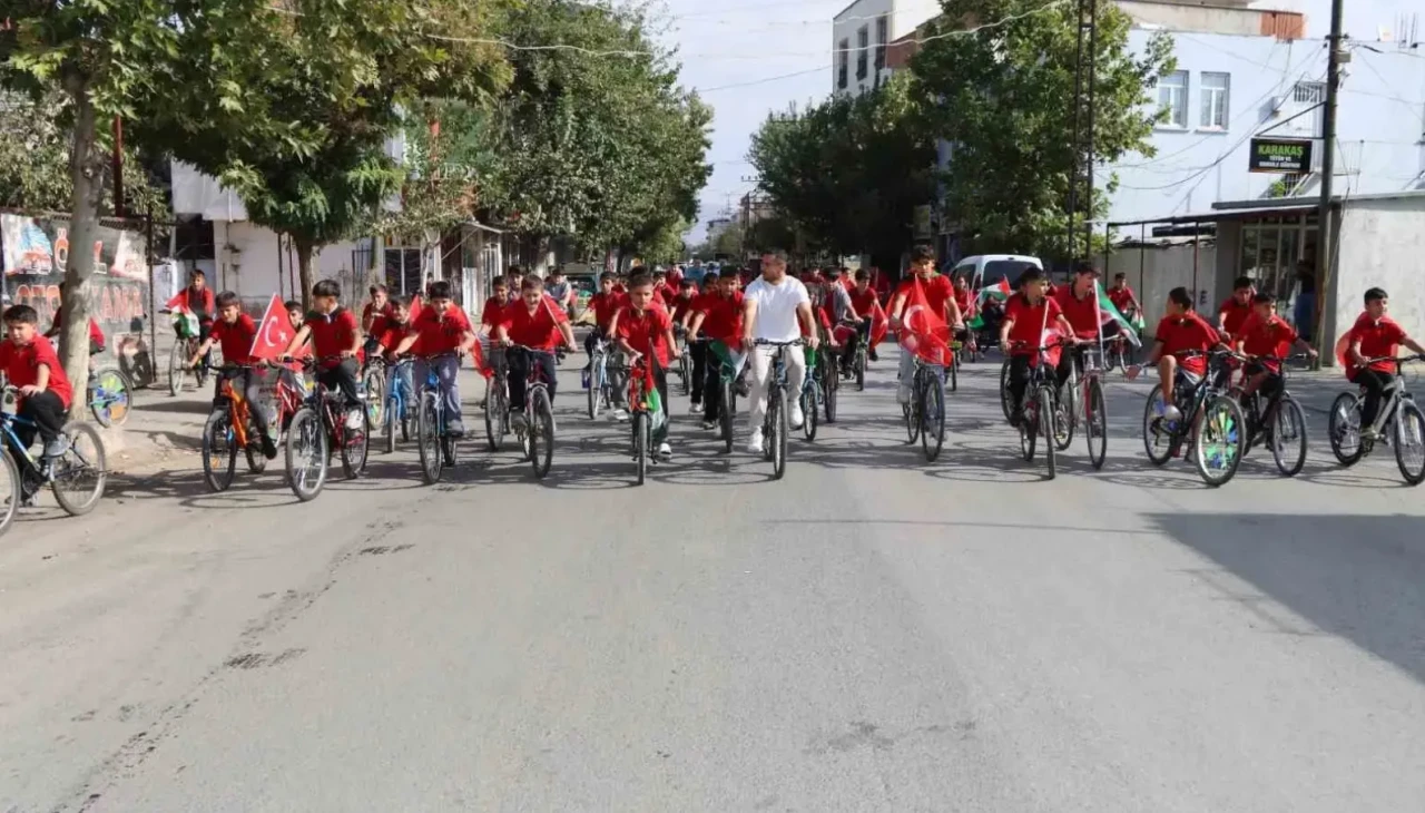 'O Çocuklar da gülmeyi özledi' Kahta’da öğrenciler Gazze için pedal çevirdi