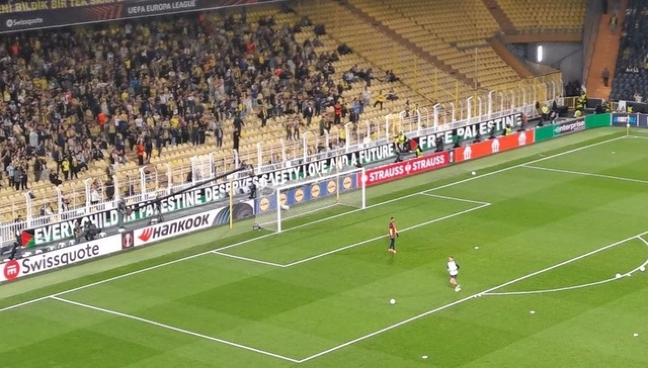 Kadıköy tribünlerinde duygulandıran anlar: Özgür Filistin pankartı
