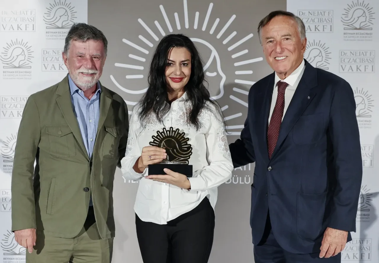 Bülent Eczacıbaşı'ndan gençlere umut mesajı: Ödül töreninde dikkat çeken konuşma