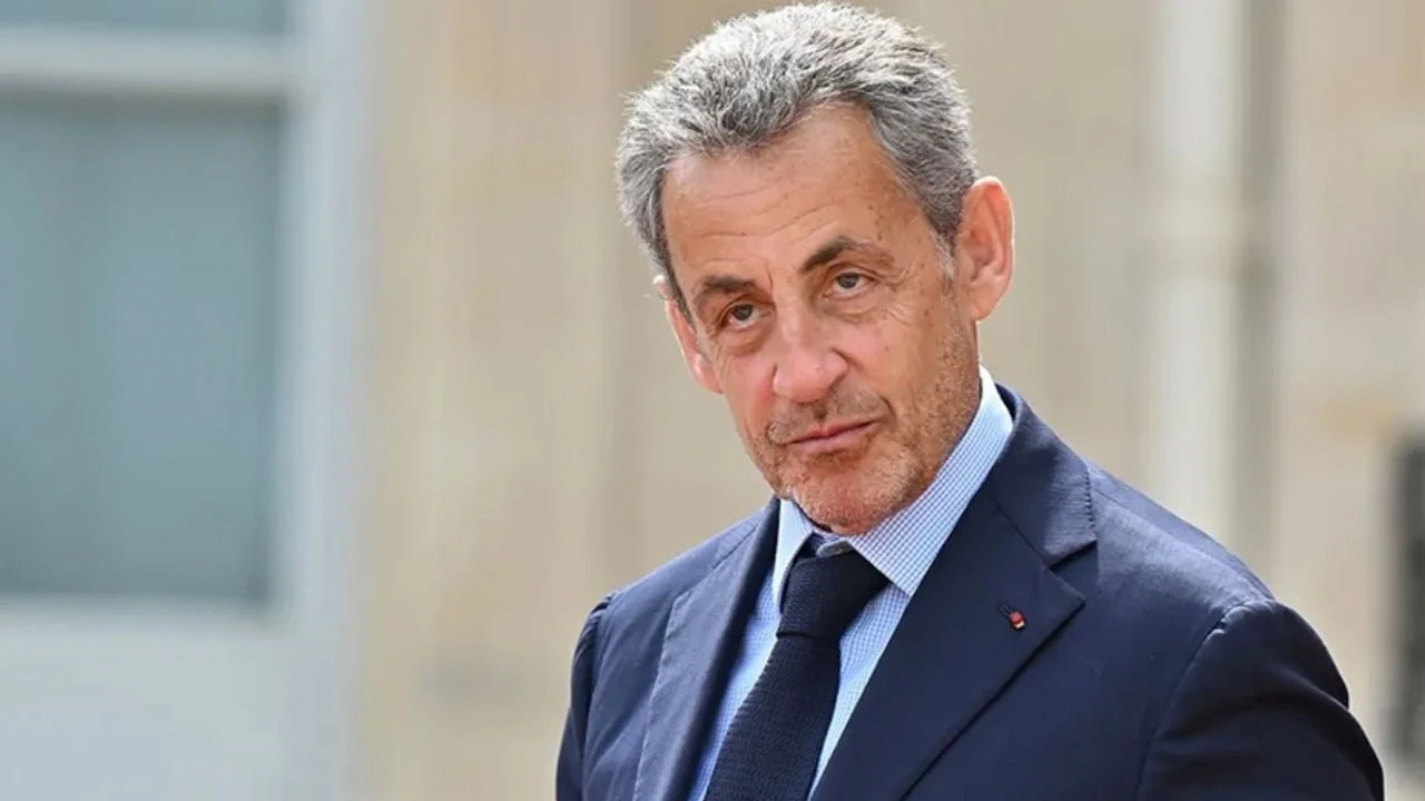 Fransa'da siyasi deprem: 5 yıl hapse mahkum edilen Nicolas Sarkozy teslim oluyor
