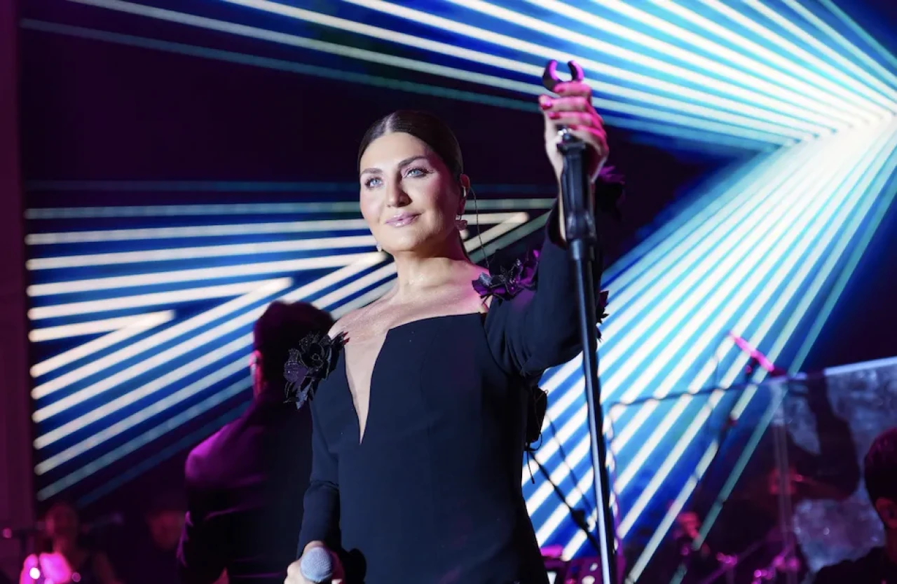 Sibel Can, Kıbrıs sahnesinde büyüledi: O elbise ve o ses!