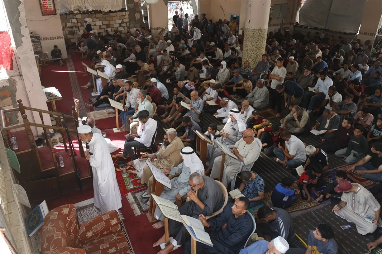 Gazze'de ateşkesin yürürlüğe girmesinin ardından ilk cuma namazı kılındı!