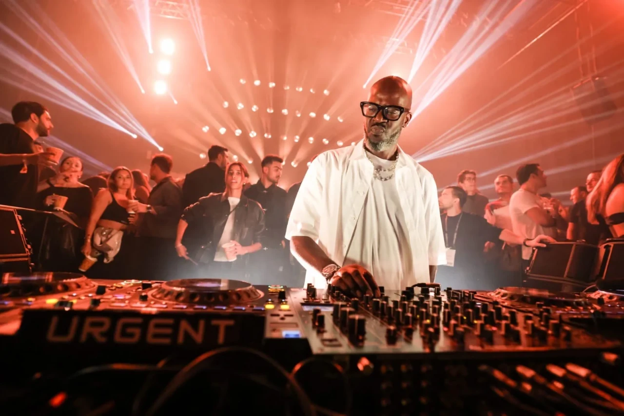 Black Coffee sahnede hipnotize etti: Binlerce kişi aynı ritimde birleşti