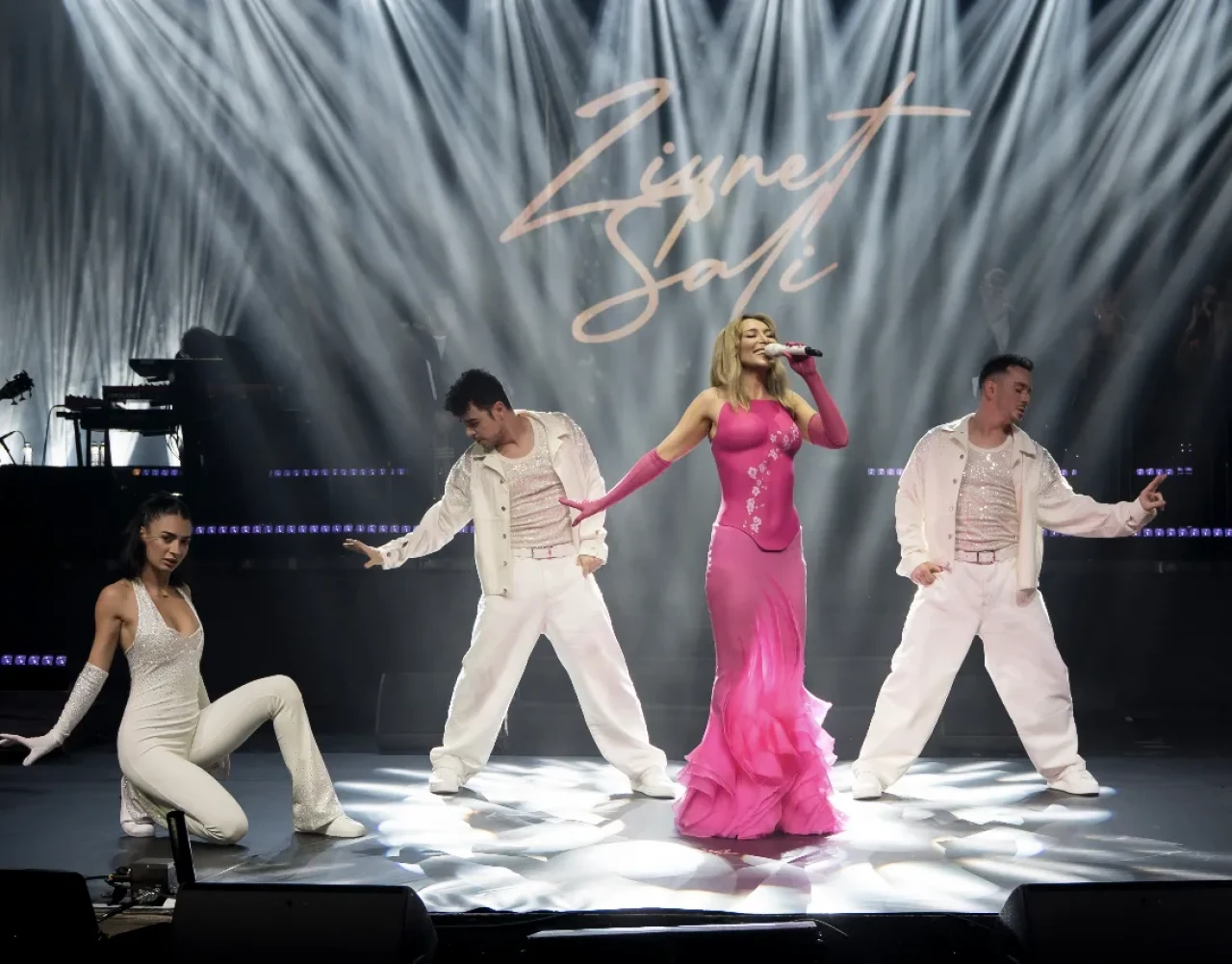 Madonna görse kıskanırdı: Ziynet Sali'den 25. yıl gecesinde şok eden 'taş gibiyim' çıkışı