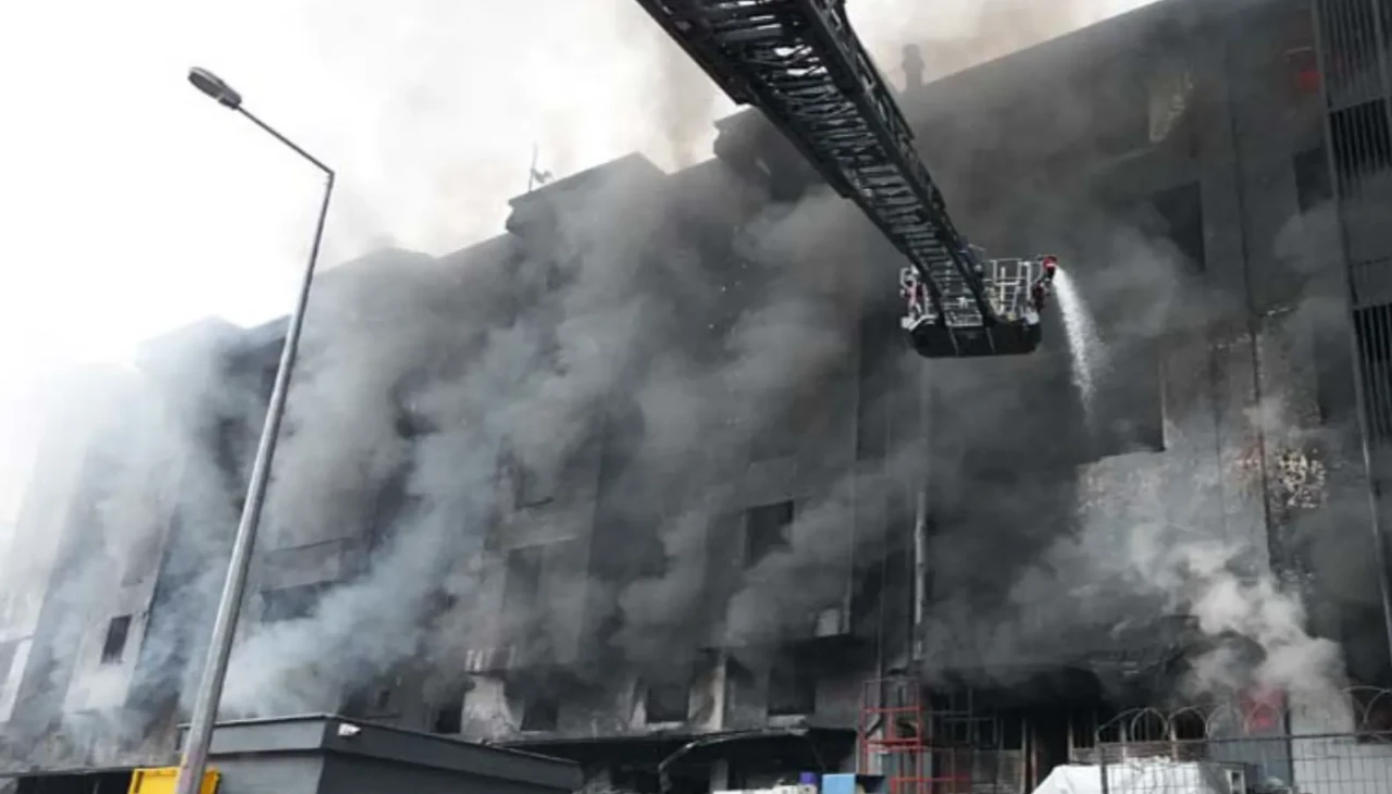 Sanayi bölgesinde korkutan yangın! Beylikdüzü’nde ekipler alarma geçti