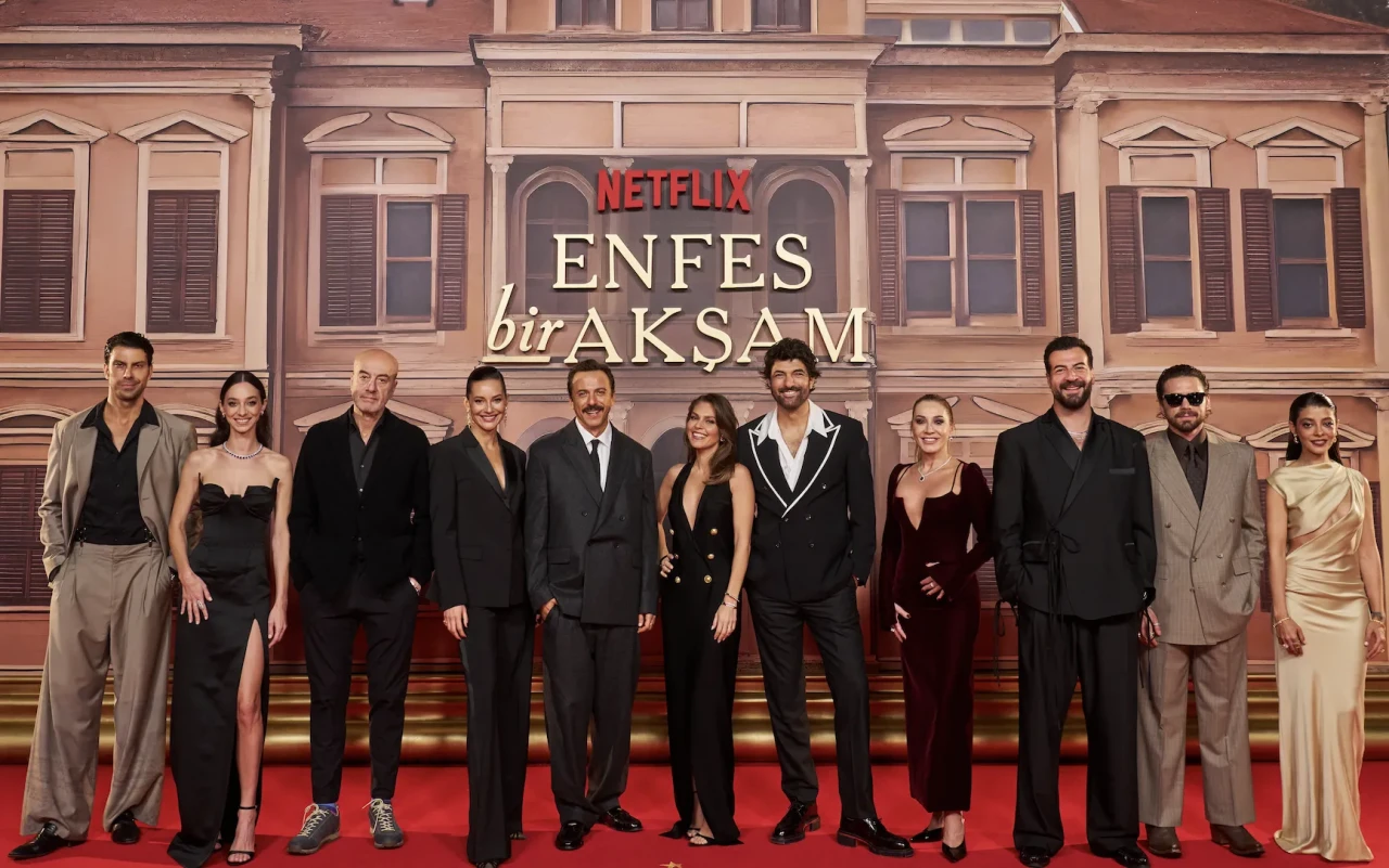Netflix’in yeni dizisi enfes bir akşam galasıyla büyüledi
