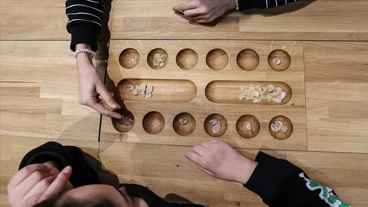 Mangala Oyunu Nasıl Oynanır? Türk Zeka ve Strateji Oyununun Kuralları