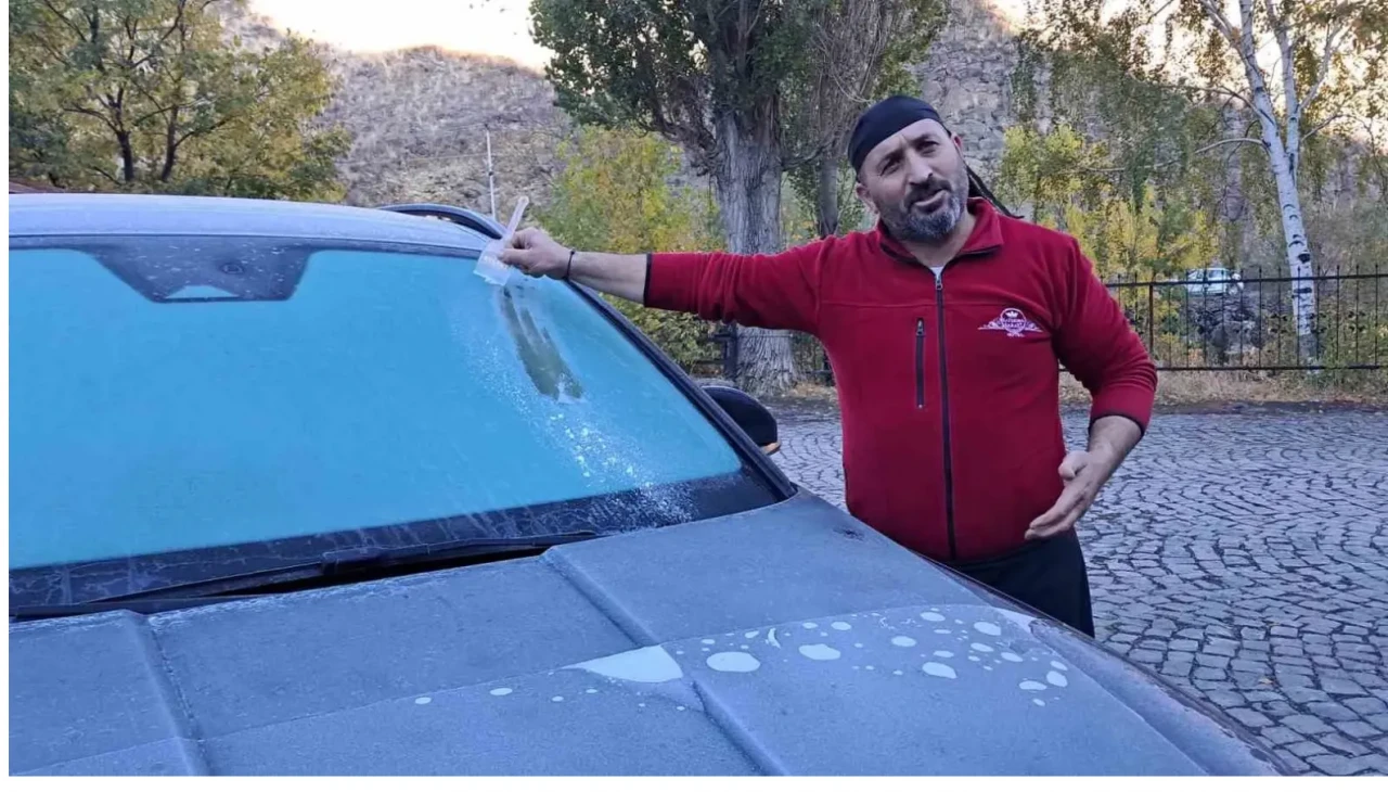 Kars’ta kış kapıyı erken çaldı: Araç camları dondu, vatandaşlar buz kazıdı!