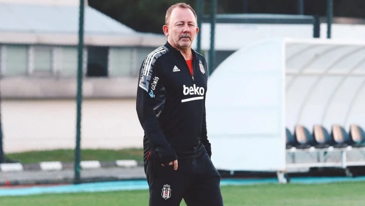 Sergen Yalçın’ın Kiminle Sevgili, Arabadaki Kadın Kim? Etiler Gecesiyle Gündem Olan Ünlü Teknik Direktörün Özel Hayatı