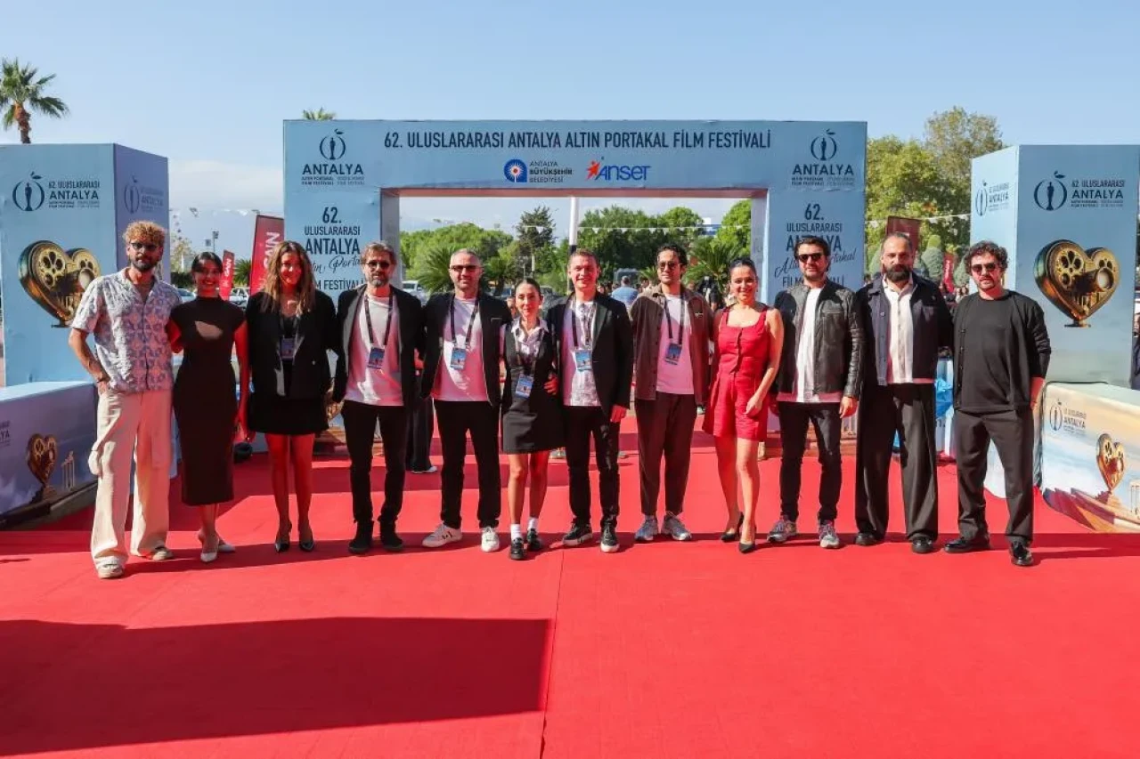 Altın Portakal’da hayatta kalma mücadelesi sahneye taşındı