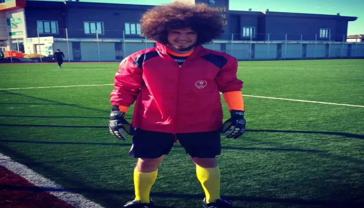 Bandırma'da antrenmanda kalp krizi geçiren genç kaleci son yolculuğuna uğurlandı