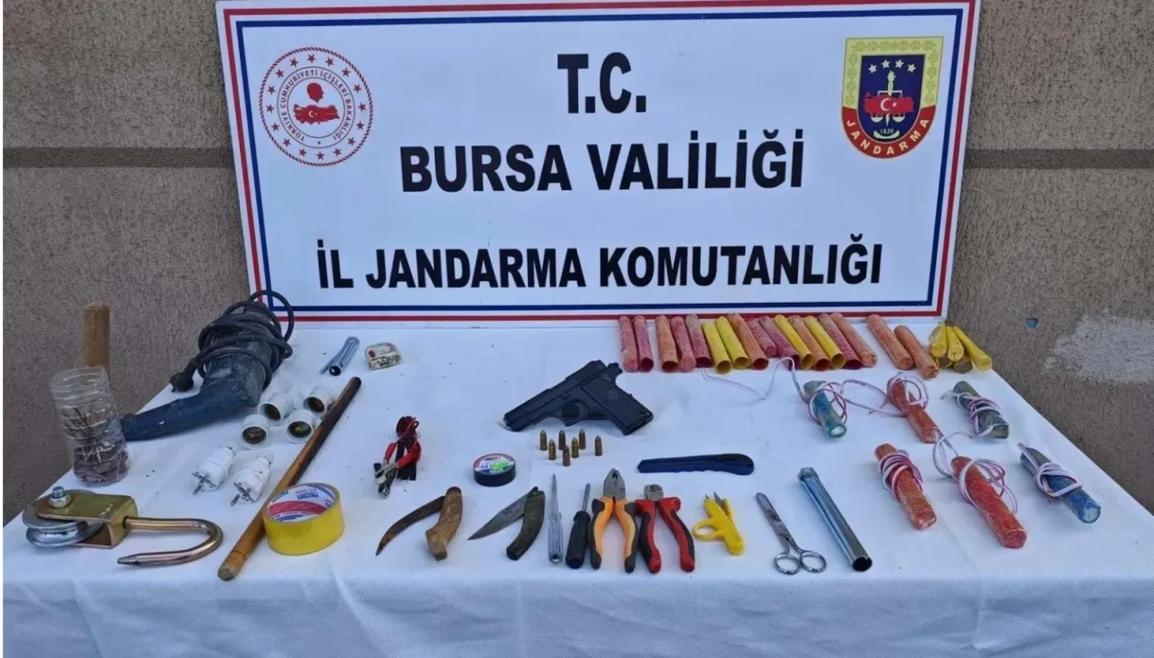 Define değil cephanelik: Ormanda yakalanan 9 kişiden patlayıcı ve silah çıktı!