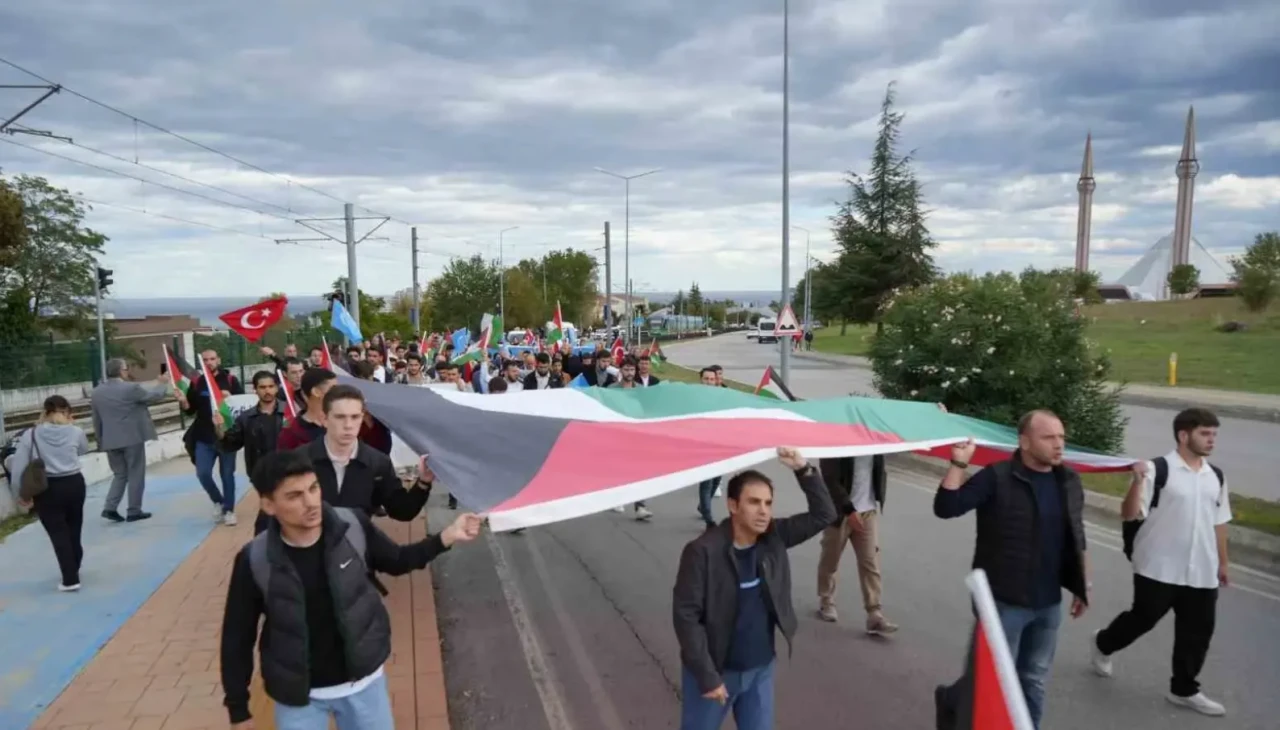 OMÜ Öğrencilerinden Gazze için vicdan yürüyüşü: 'Zulme sessiz kalmayacağız'