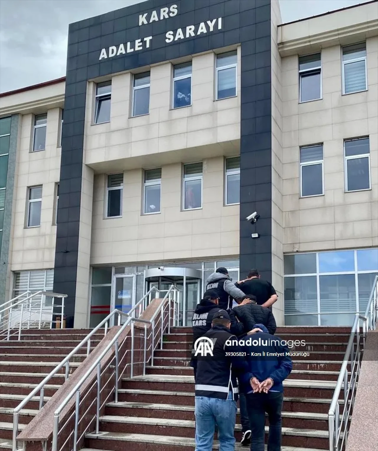 Kars’ta kaçak silah operasyonu: Şarjörler, tüfekler ve kartuşlarla yakalandılar!