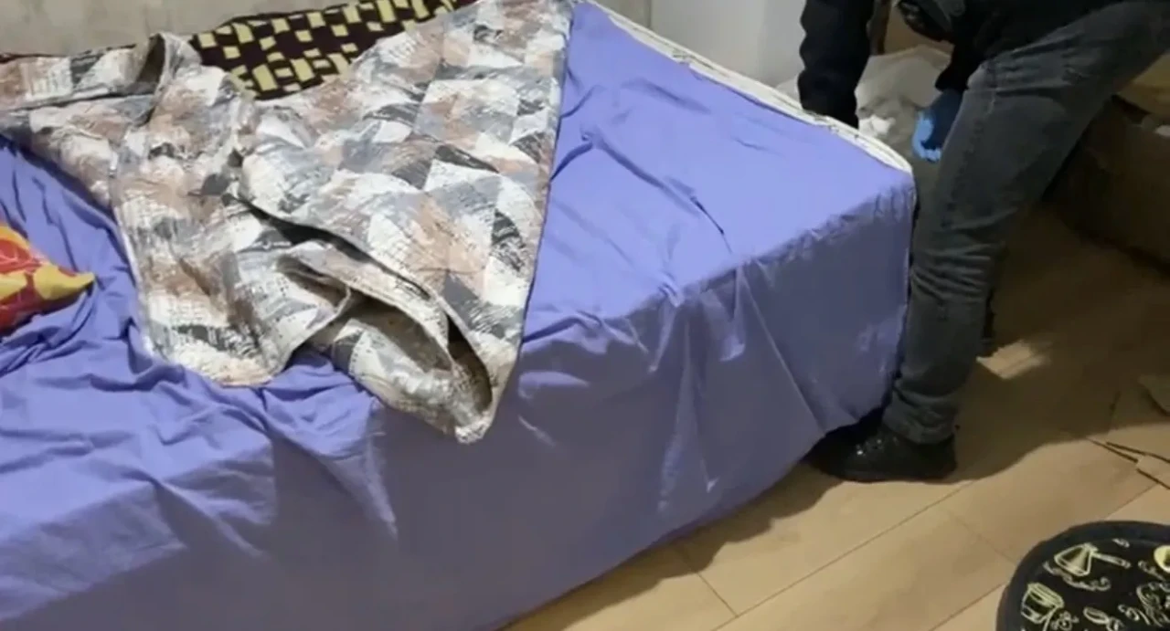 Haftalarca takip ettiler…  Sonunda yatak odasındaki sır ortaya çıktı!