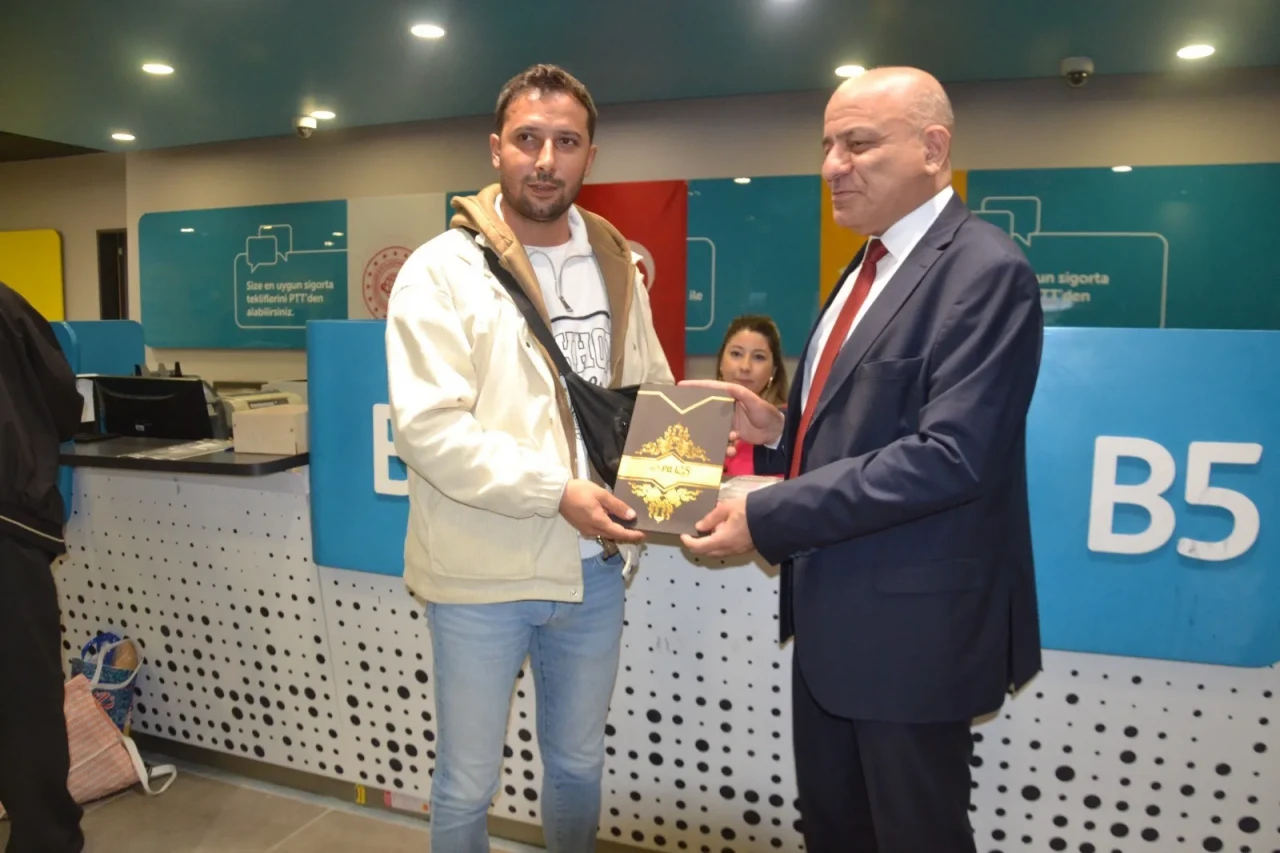 PTT’nin 185. yıl coşkusunda sürpriz: Ehliyetini yenilerken günün talihlisi oldu