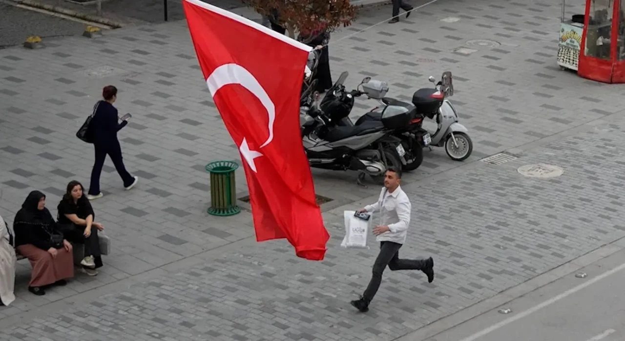 Bayrak yere düşmesin diye eldivenleri çıkardı: Rukiye Tuna’nın fedakarlığı gündemde!