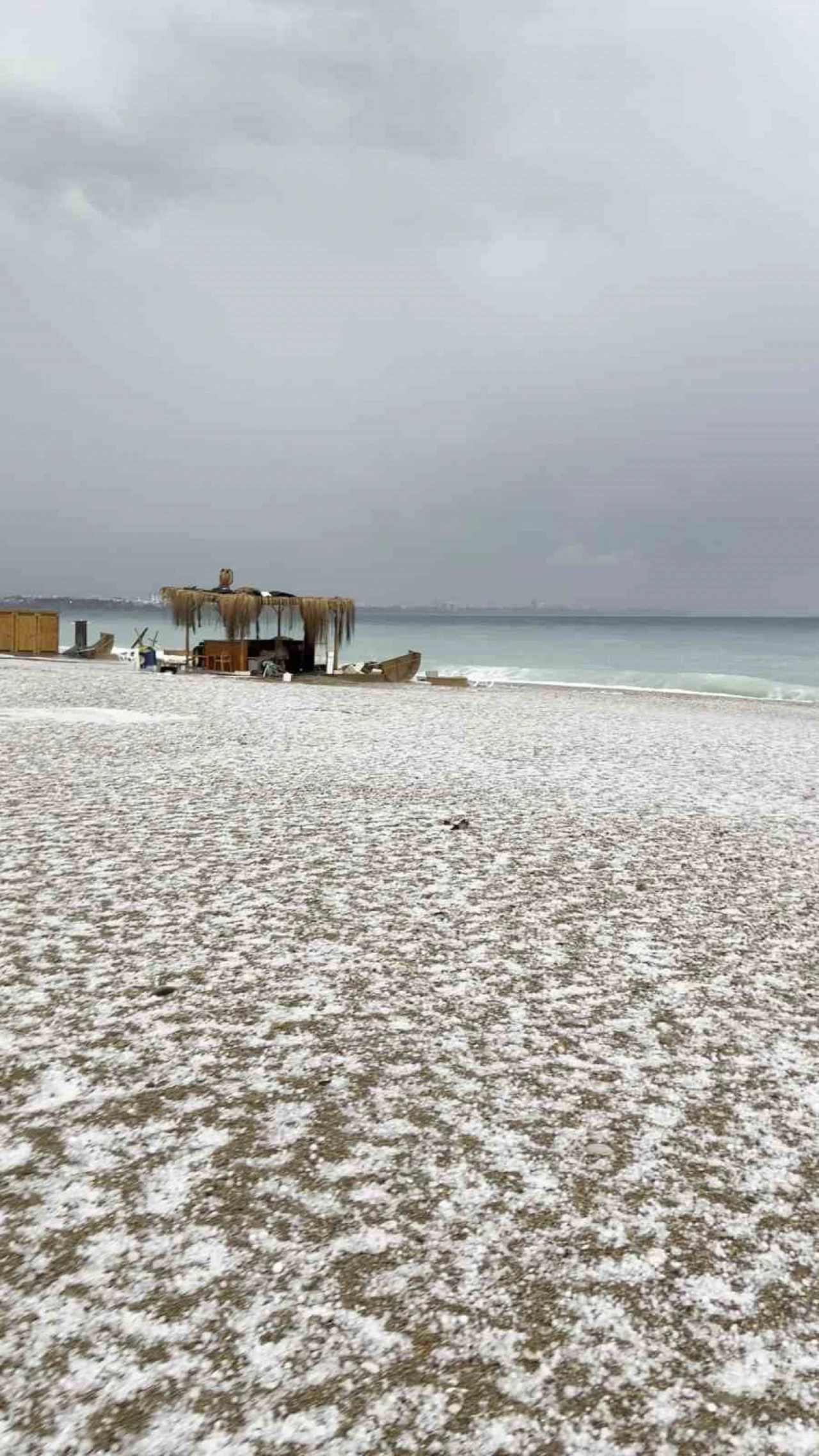 Antalya 15 dakikada kışı yaşadı, Konyaaltı Sahili beyaza büründü