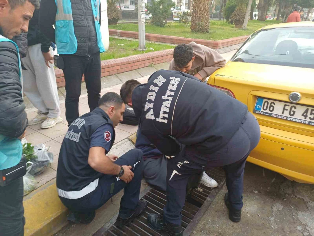 Ayağı mazgala sıkışan şahsı itfaiye ekipleri kurtardı