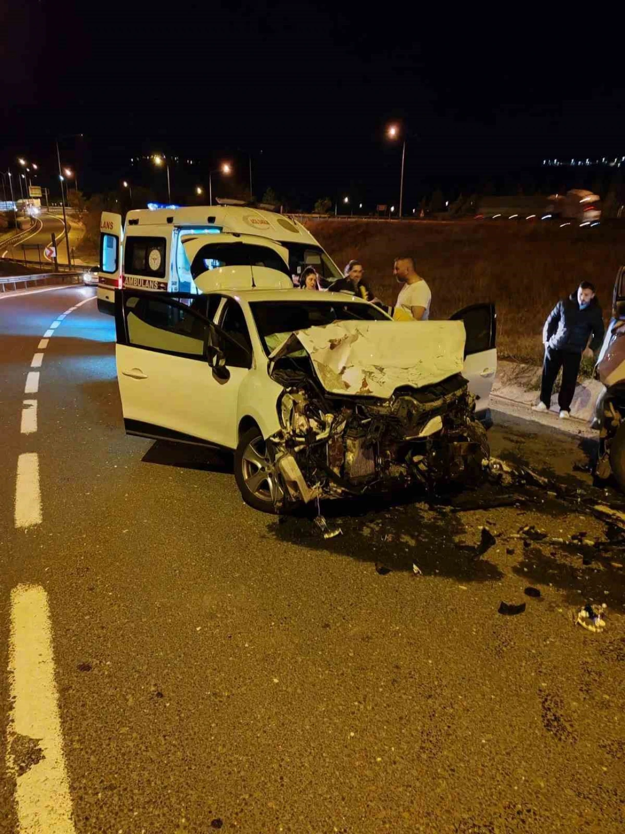 Trafik kabusu! 2 araç birbirine girdi