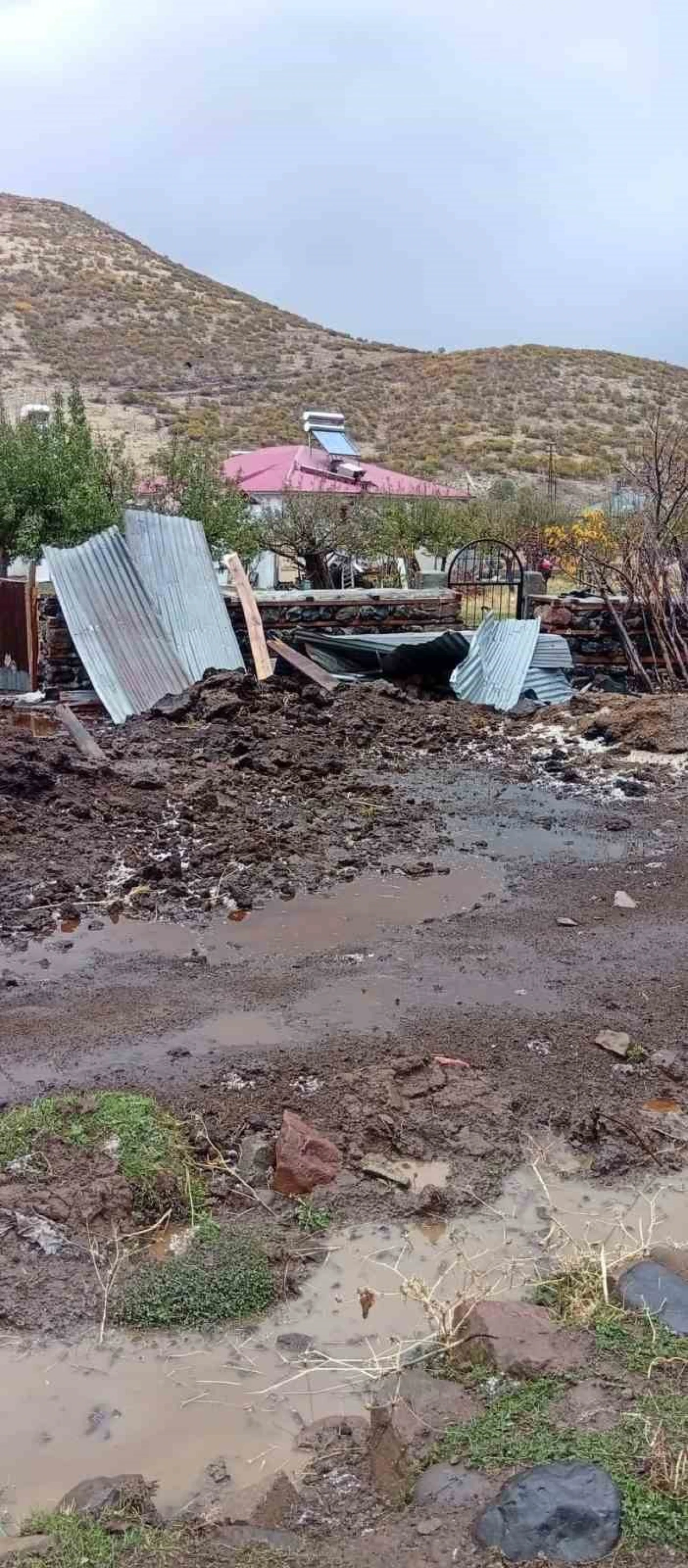 Kuvvetli rüzgar Bingöl’ü vurdu: Evler, ahırlar, ağaçlar… Her yerde hasar!