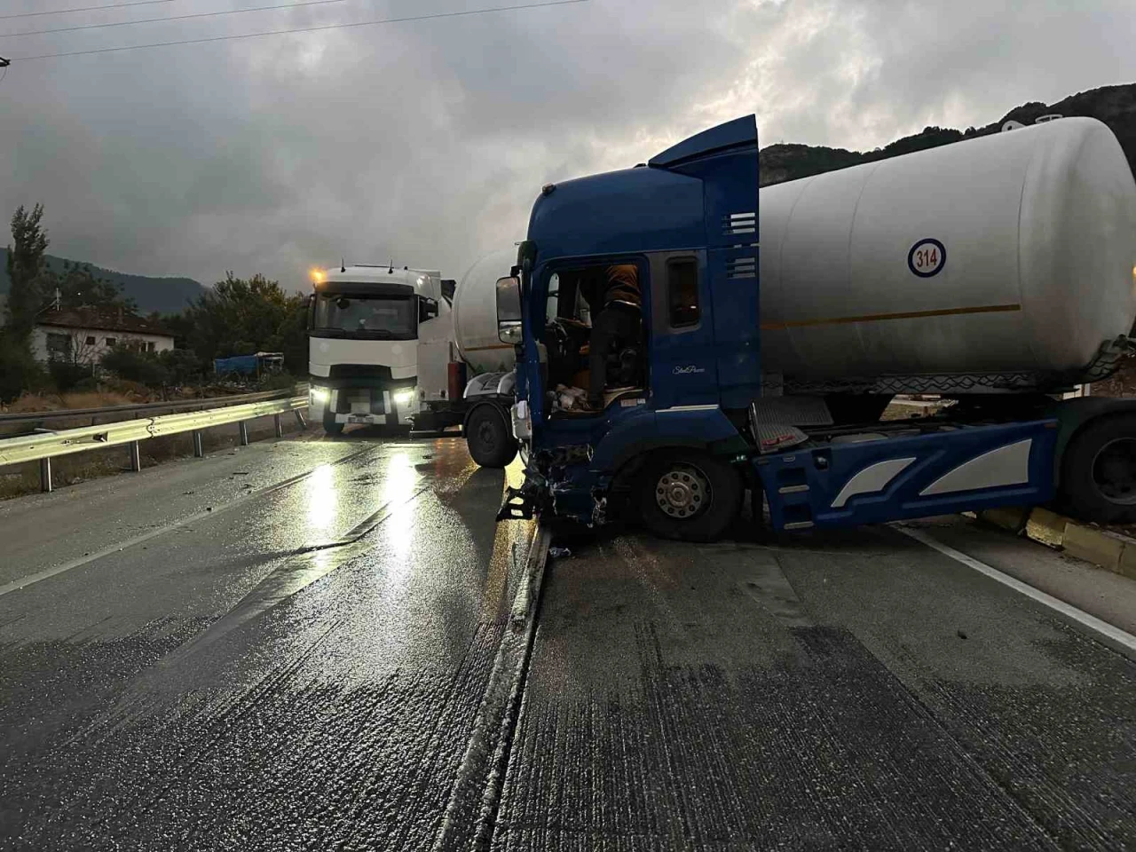 Makaslayan tır nedeniyle yol kapandı