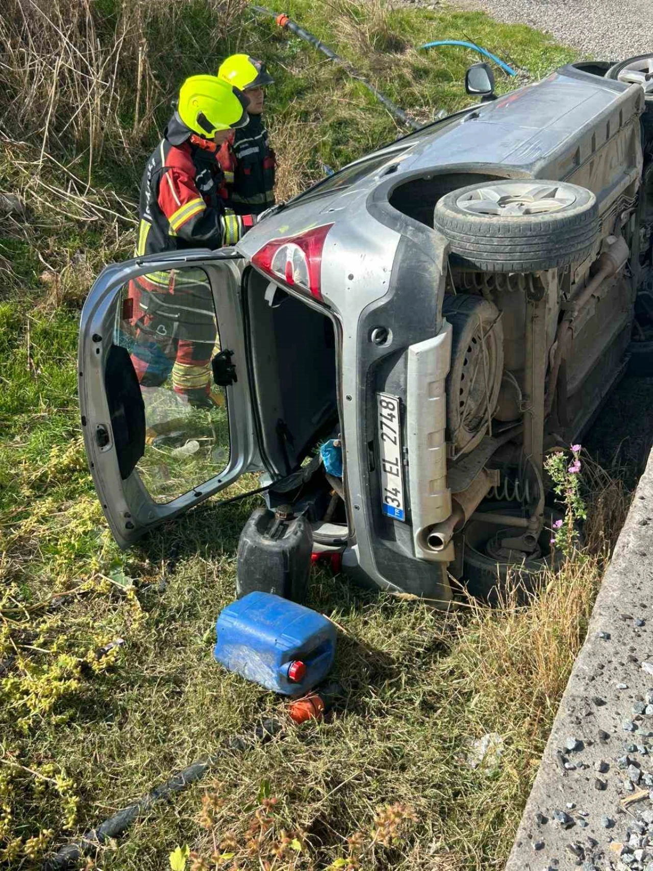 Otomobil sürücüsü dereye uçtu yara almadan kurtuldu