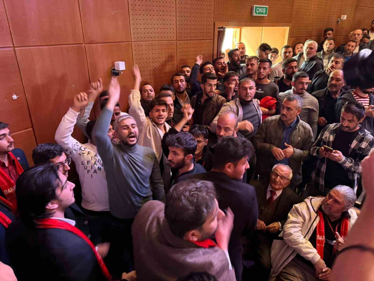 CHP Kongresi’nde yumruklar havada uçuştu!