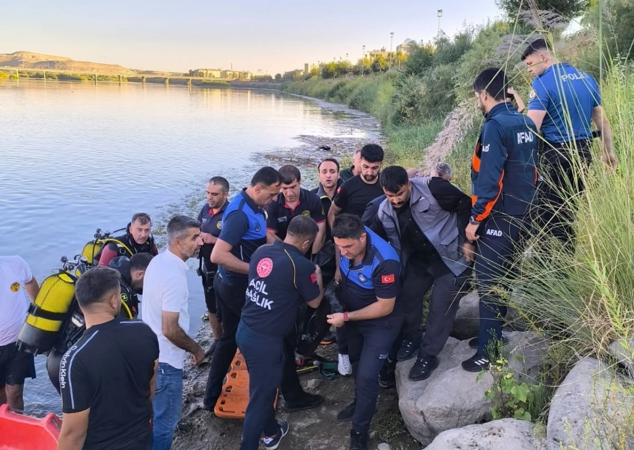 Köprüden nehre atlayan gencin cansız bedenine ulaşıldı