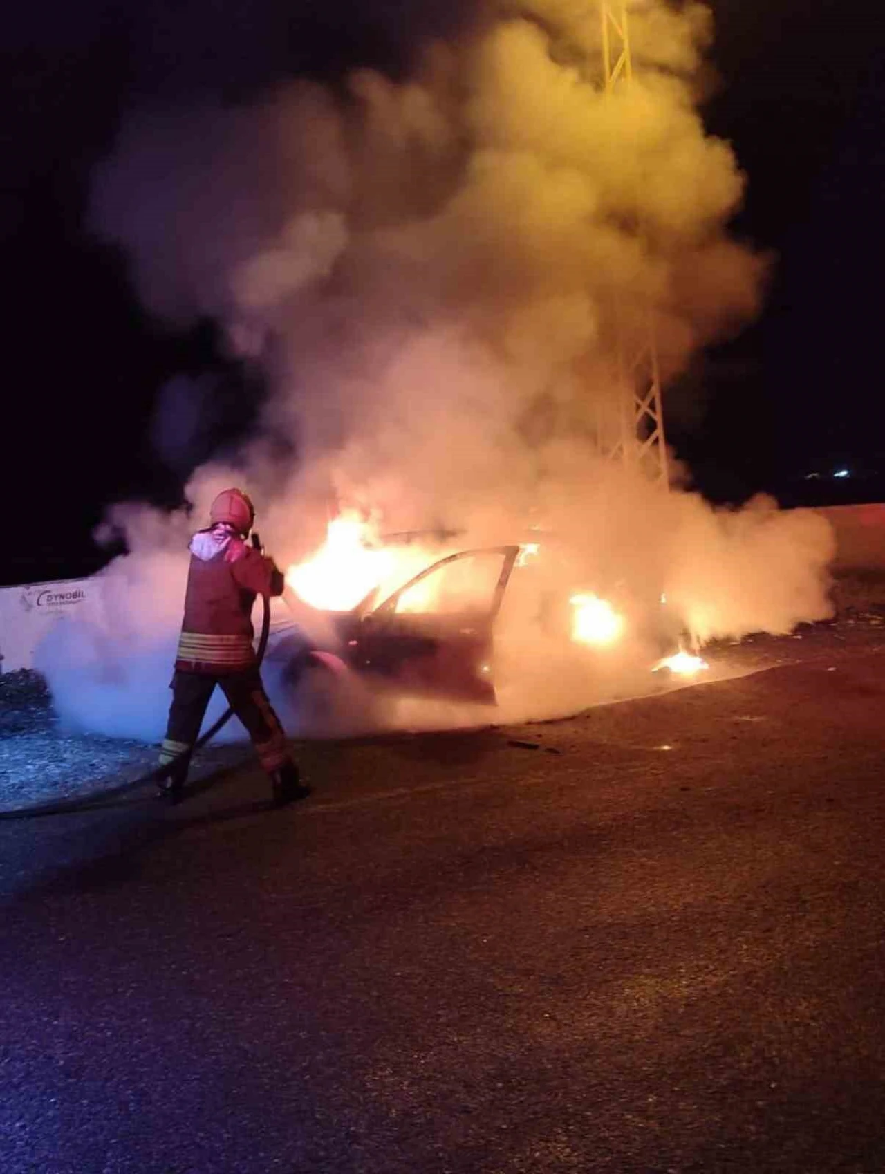 Saniyeler içinde alev topuna döndü: Hatay’da otomobil kullanılamaz hale geldi!