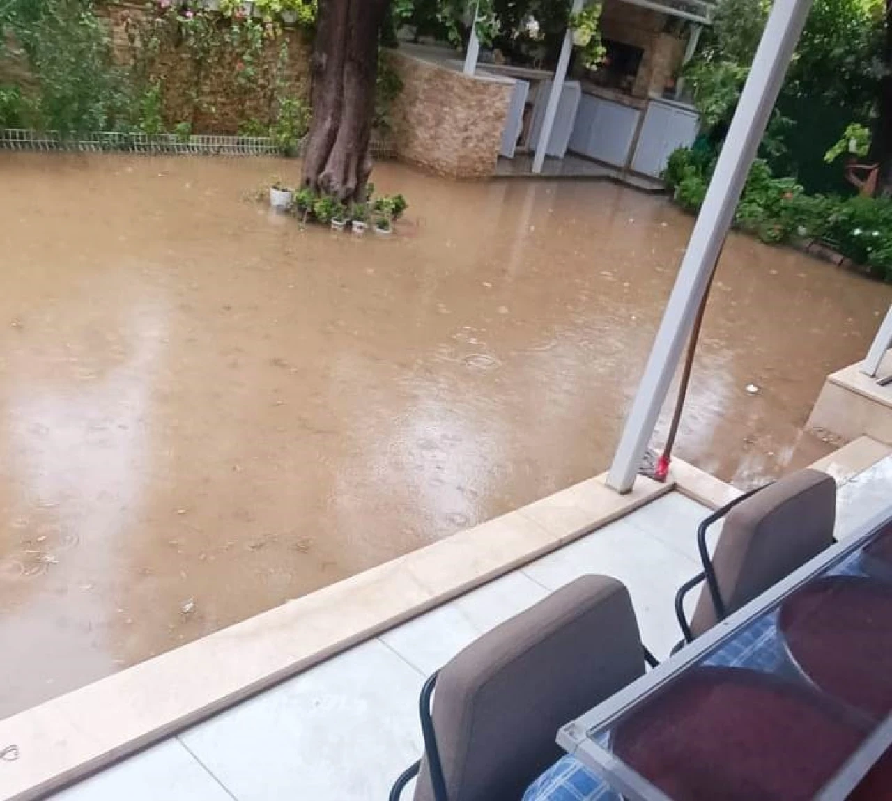 Edremit’te dev su baskını: Evler, okullar ve iş yerleri sular altında kaldı!