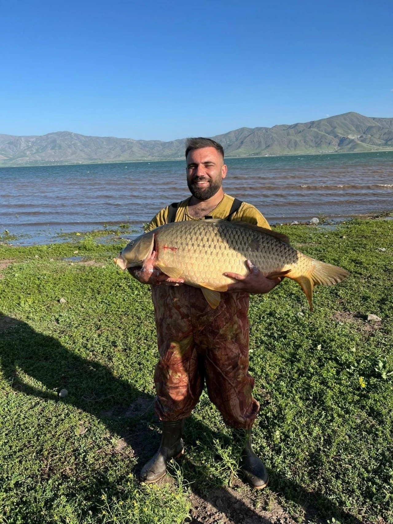 Amatör balıkçı 32 kiloluk dev sazan yakaladı