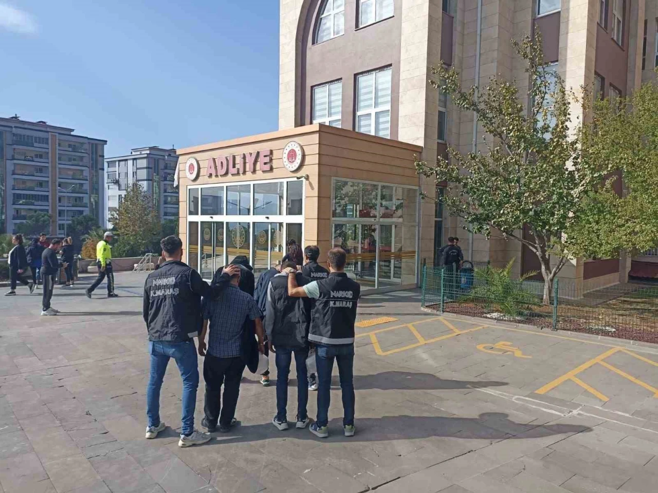 Kahramanmaraş’ta aranan 2 hükümlü yakalanıp cezaevine gönderildi