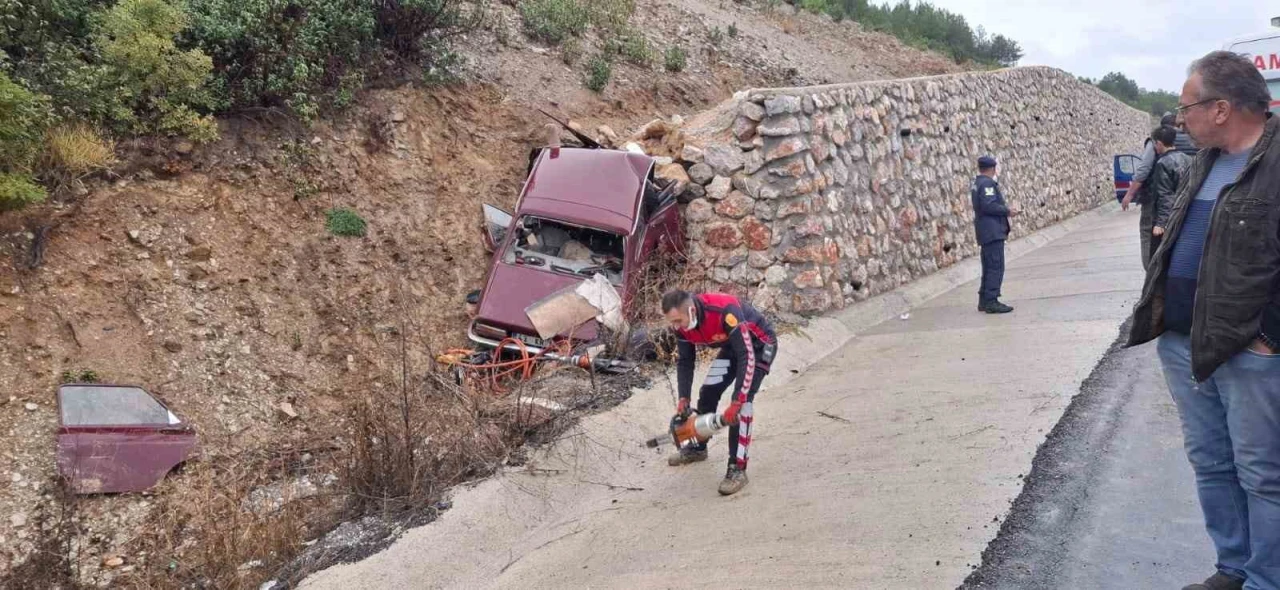 Kontrolden çıkan otomobil istinat duvarına çarptı: Karı koca hayatını kaybetti