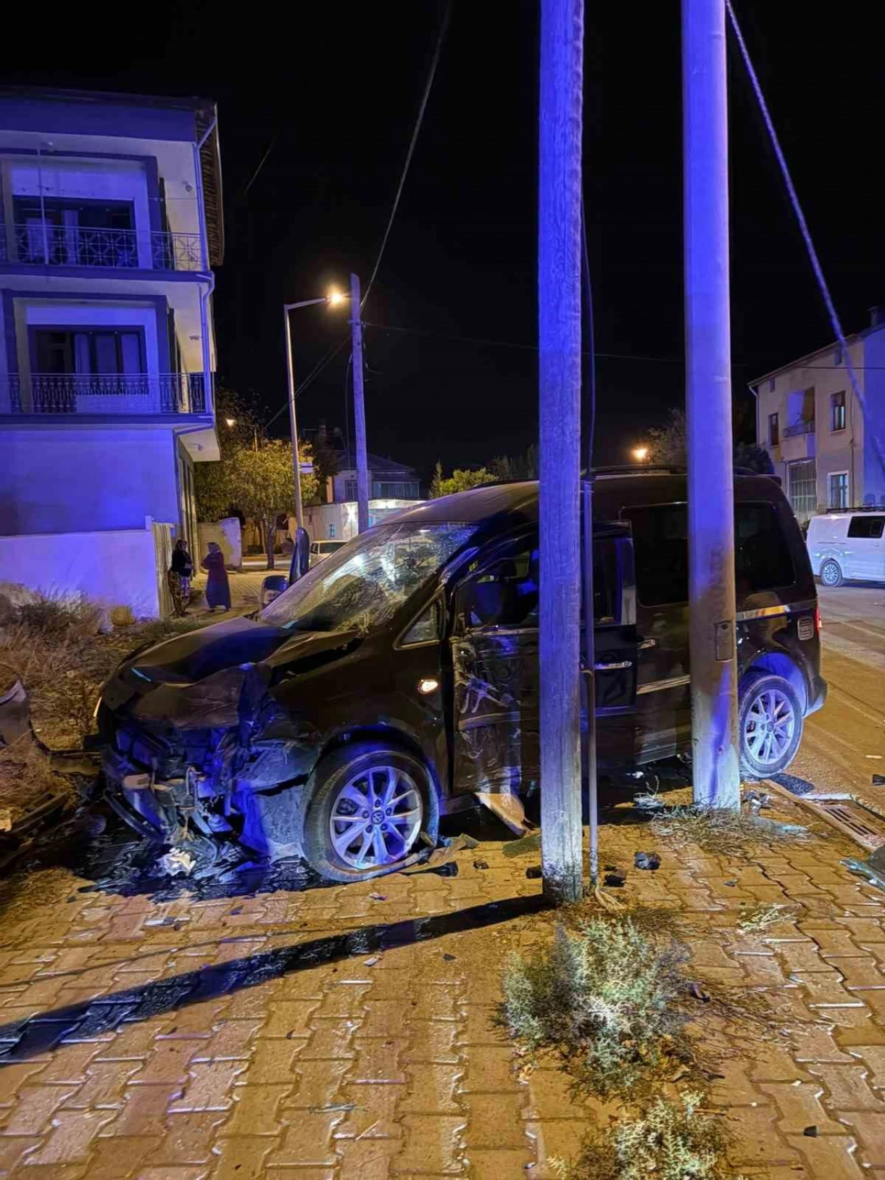 Kaza yaparak savrulan motosiklet yayalara çarptı: 5 yaralı