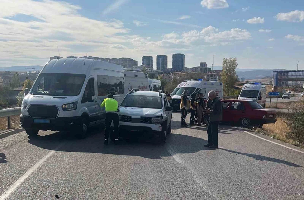 Kırıkkale’de iki otomobil kafa kafaya çarpıştı: 4 yaralı