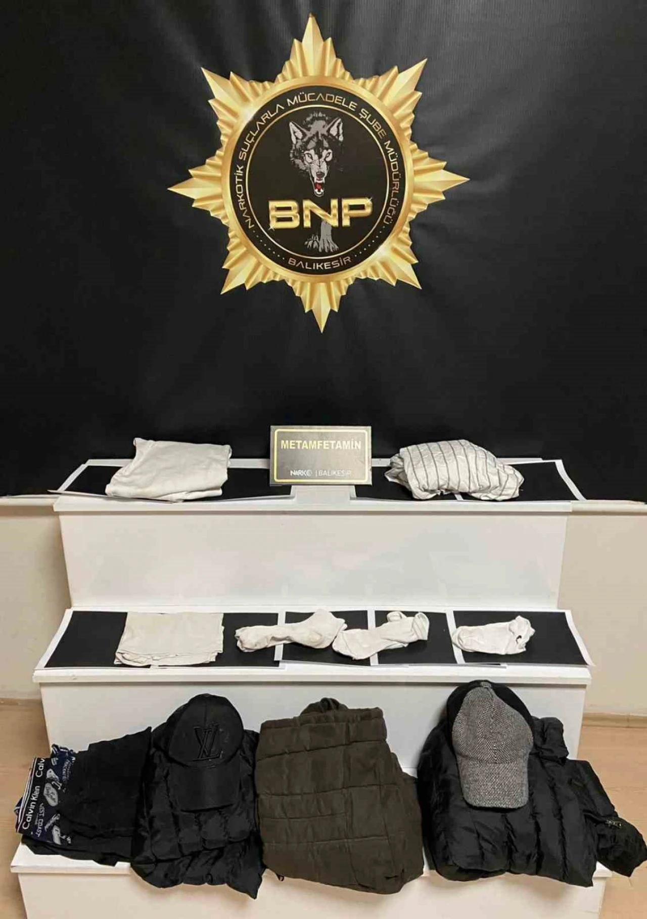 Kıyafete emdirilen uyuşturucu polislerin dikkati sayesinde yakalandı