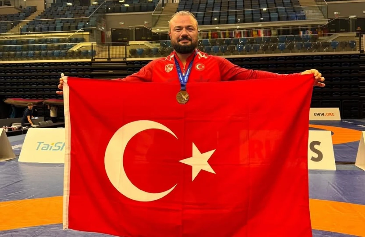 Milli güreşçi Sarıçiçek dünya üçüncüsü oldu